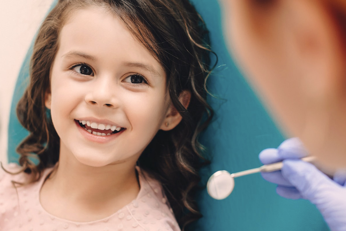 Kind bekommt eine Kinderbehandlung beim Zahnarzt