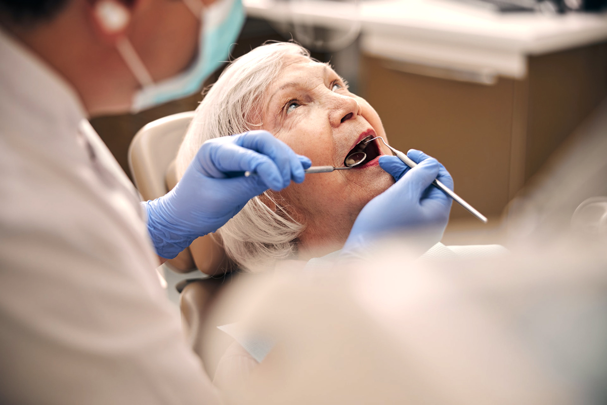 Frau bekommt eine Parodontologie Behandlung